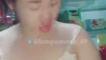 Bokep Indo Penjaga Warung Cantik Di Grepe Nenennya