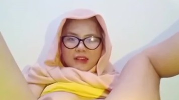 Cewek Jilbab Kacamata Omek Ngangkang Bikin Basah