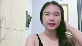 Farra Mendesah Bikin Lemas Sambil Mainin Susu Mango